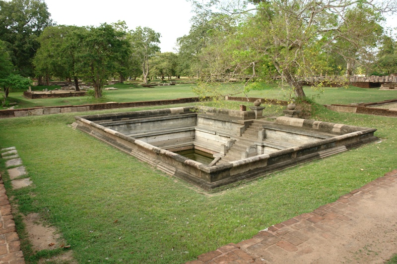 Древняя ванна монахов поражает своим размером. Анурадхапура, Шри-Ланка (Anuradhapura monks' pool, Sri-Lanka)
